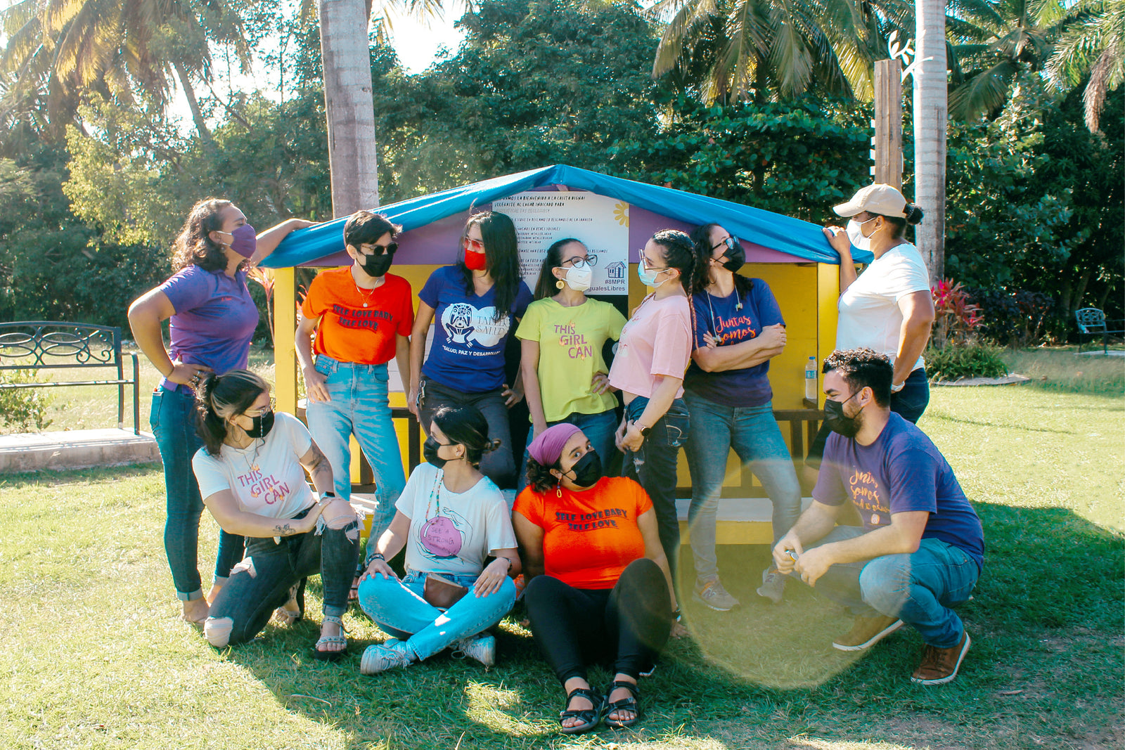 Equipo de Taller Salud en Loíza. Llevan puestas Intention Tees de Valija. Mes de la mujer