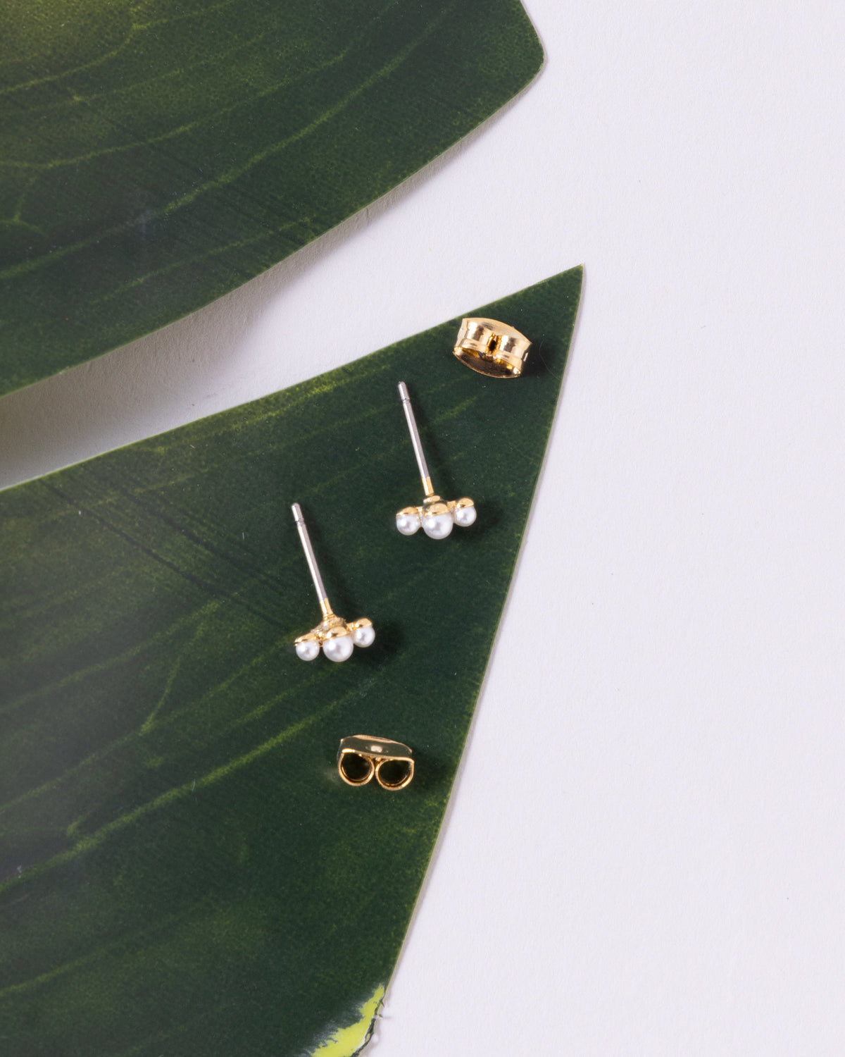 18K Plated 3 Perlas Posts