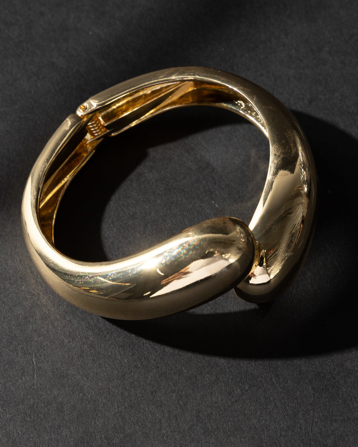 16K Plated Gotas Hinge Bangle