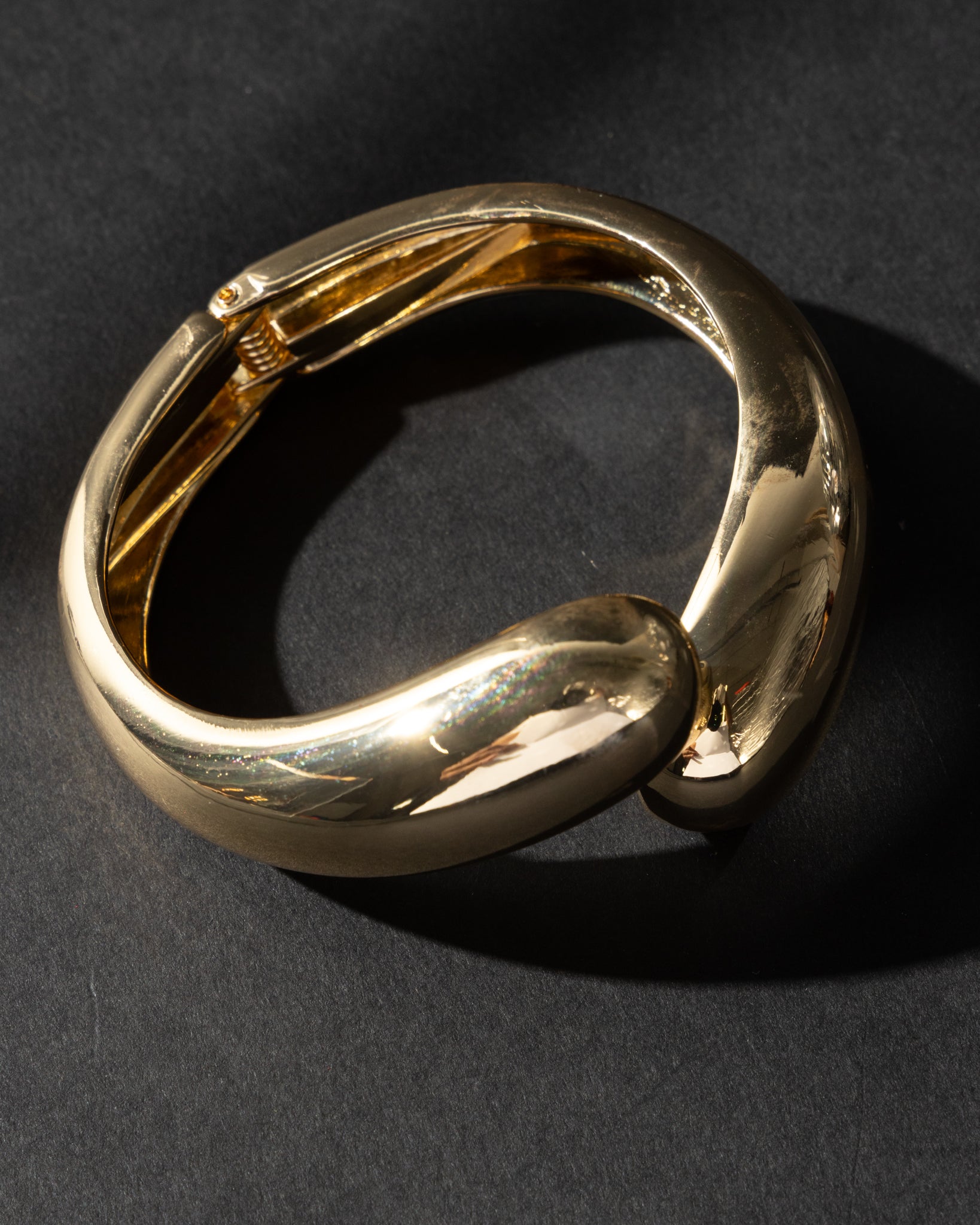 16K Plated Gotas Hinge Bangle