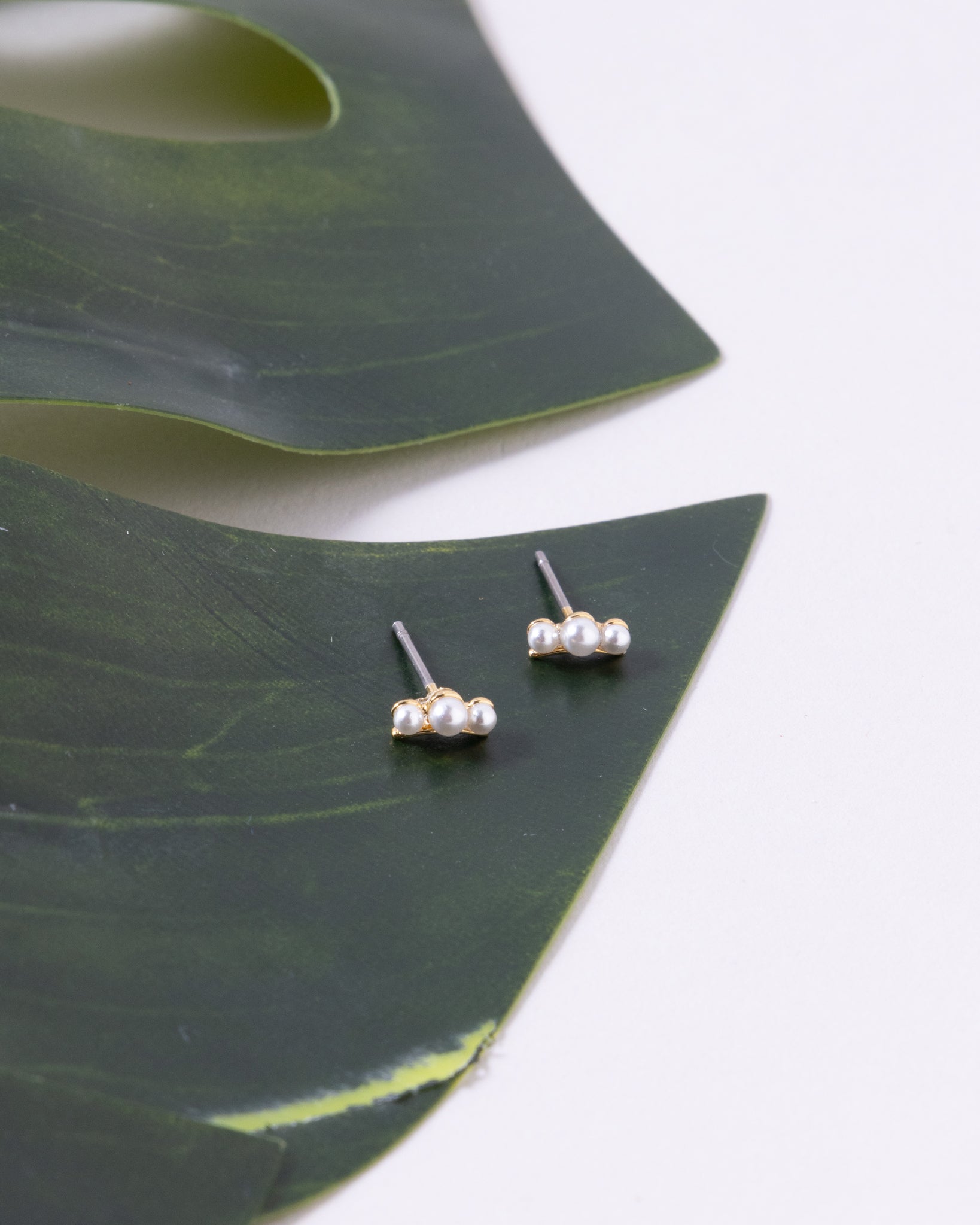 18K Plated 3 Perlas Posts