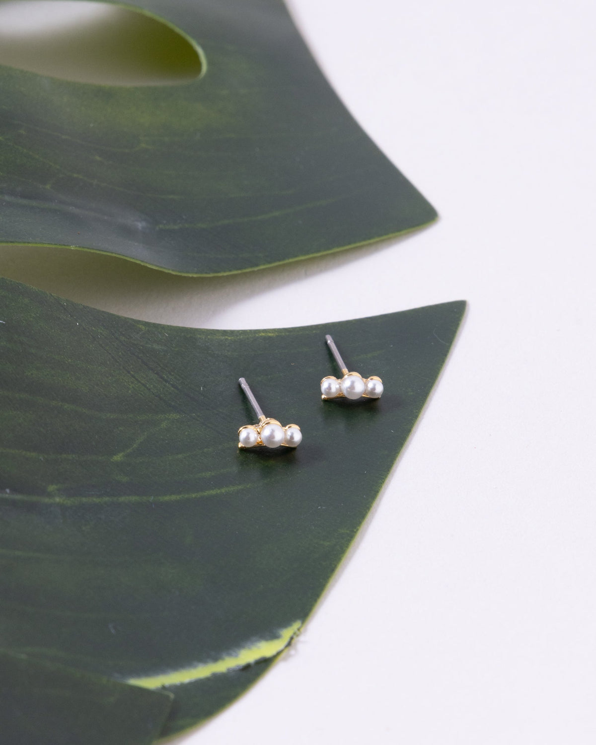 18K Plated 3 Perlas Posts